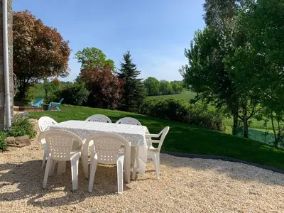 Jardin de l'établissement Gîte des Pommiers avec terrain de pétanque