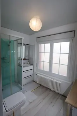 Salle de bains dans l'établissement La baie du Mont Appartement de vacances proche du Mont Saint Michel