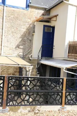 Balcon ou terrasse dans l'établissement La Vallée Appartement Proche du Mont Saint Michel