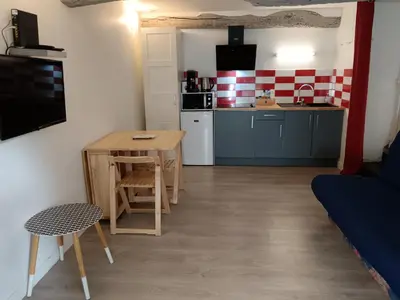 Cuisine ou kitchenette dans l'établissement Le petit atelier, centre-ville, vue rivière