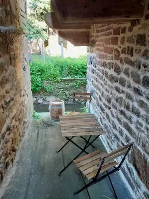 Jardin de l'établissement Le petit atelier, centre-ville, vue rivière