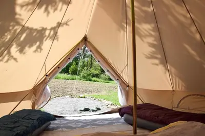 Un ou plusieurs lits dans un hébergement de l'établissement L'Angeberdière - Tente nature au calme