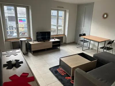 Télévision ou salle de divertissement dans l'établissement 1 appartement neuf centre flers accès facile proche gare et commodités