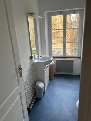 Salle de bains dans l'établissement 1 appartement neuf centre flers accès facile proche gare et commodités