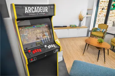 Salle de jeux dans l'établissement CHEZDAMDAM - la Zinguerie de la Plage - plage 300m, babyfoot, arcade, pingpong