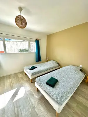 Un ou plusieurs lits dans un hébergement de l'établissement Le perchoir avec vue mer, à 300m de la plage