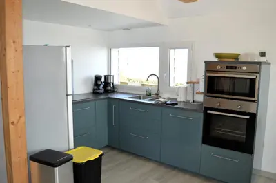 Cuisine ou kitchenette dans l'établissement Le perchoir avec vue mer, à 300m de la plage