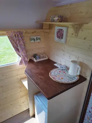 Cuisine ou kitchenette dans l'établissement Camping Les Ronds Duval face aux îles anglo-normandes