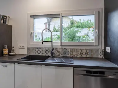 Cuisine ou kitchenette dans l'établissement Holiday Home La Villa bleue by Interhome