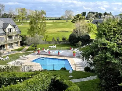 Piscine de l'établissement La terrasse du golf ou située à proximité