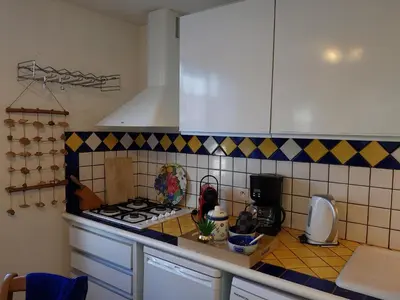 Cuisine ou kitchenette dans l'établissement HERM'S Petite maison atypique et cour privative -