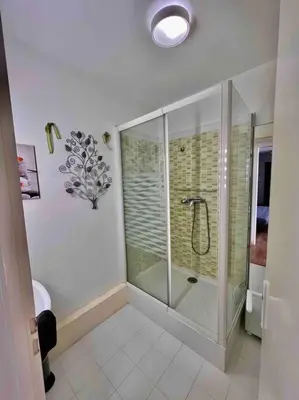 Salle de bains dans l'établissement Appartement sur le port.
