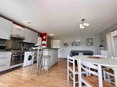 Cuisine ou kitchenette dans l'établissement Appartement sur le port.