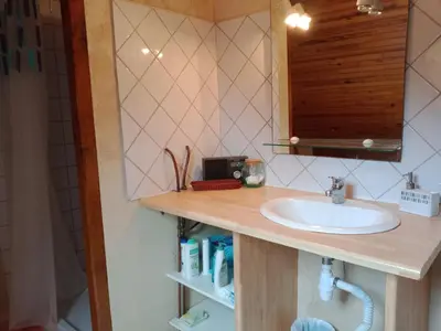 Salle de bains dans l'établissement GITE LE PRESSOIR DE LA BAIE 20 km DU MONT ST MICHEL