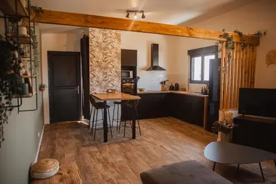 Cuisine ou kitchenette dans l'établissement La Casa Normande, entre Ville et Plages, avec jardin privé