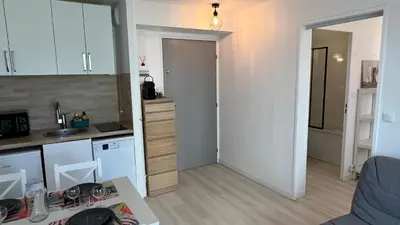 Cuisine ou kitchenette dans l'établissement Appartement 2 pièces en rez-de-chaussée dans résidence avec accès direct à la plage