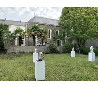 Jardin de l'établissement La Miséricorde-Maxi 1famille for4