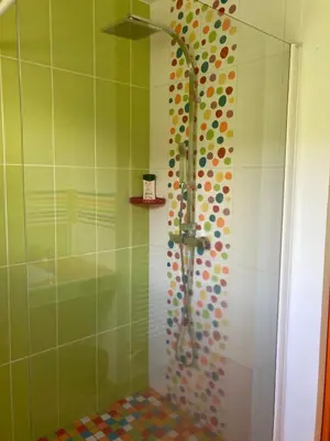 Salle de bains dans l'établissement La Maison Bleue-Sciotot-Les Pieux