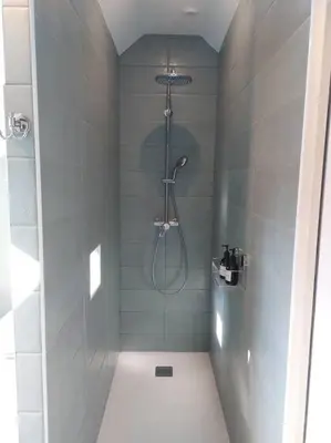 Salle de bains dans l'établissement La Cigogne, moderne, spacieux et bien placé