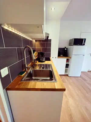Cuisine ou kitchenette dans l'établissement Calme et arborée proche de la plage