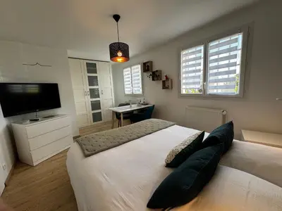 Télévision ou salle de divertissement dans l'établissement Chambre chez l habitant proximité de la baie du Mont Saint Michel Avranches