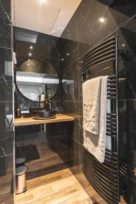 Salle de bains dans l'établissement Villa MaRisKa et son Spa, avec balcon