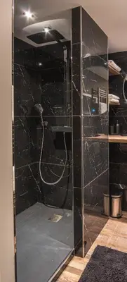 Salle de bains dans l'établissement Villa MaRisKa et son Spa, avec balcon
