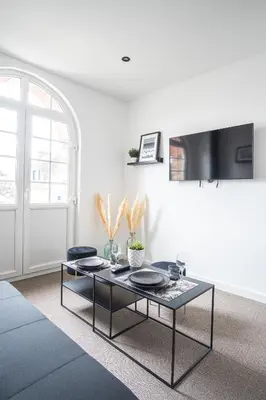 Télévision ou salle de divertissement dans l'établissement Villa MaRisKa et son Spa, avec balcon