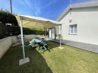 Jardin de l'établissement Maison paisible proche de la plage avec jardin et équipements complets - FR-1-361-491
