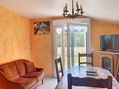 Télévision ou salle de divertissement dans l'établissement Maison paisible proche de la plage avec jardin et équipements complets - FR-1-361-491