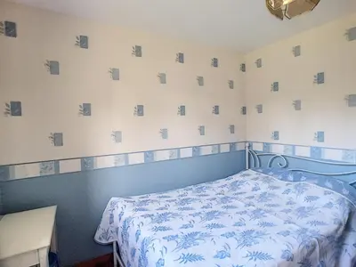 Un ou plusieurs lits dans un hébergement de l'établissement Maison paisible proche de la plage avec jardin et équipements complets - FR-1-361-491