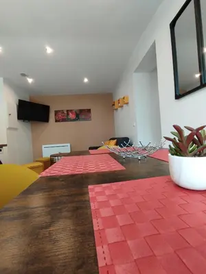 Télévision ou salle de divertissement dans l'établissement La chaumière