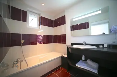Salle de bains dans l'établissement Hotel Restaurant Le Lion d'Or