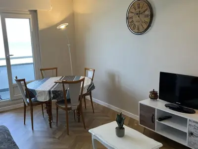 Télévision ou salle de divertissement dans l'établissement Studio cabine avec parking près de la plage - FR-1-487-353