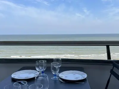 Vue générale sur la mer ou vue sur la mer prise depuis l'appartement