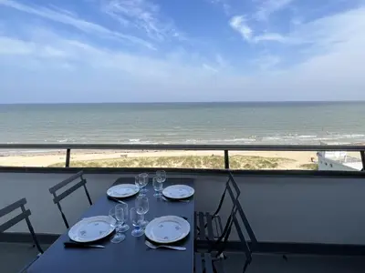 Vue générale sur la mer ou vue sur la mer prise depuis l'appartement