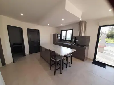 Cuisine ou kitchenette dans l'établissement maison neuve a 1 km de la plage