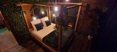 Un ou plusieurs lits dans un hébergement de l'établissement La Bayeuzen - La Tropicale - Love Room