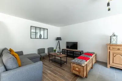 Télévision ou salle de divertissement dans l'établissement Gîte du Tilleul - Maison climatisée pour 8 voyageurs