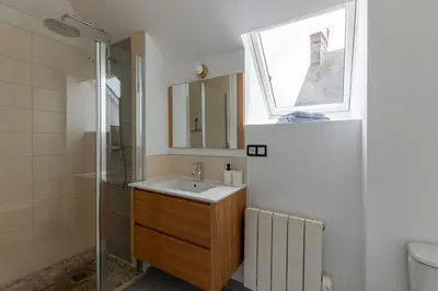 Salle de bains dans l'établissement Gîte du Tilleul - Maison climatisée pour 8 voyageurs