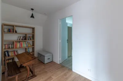 Bibliothèque dans la maison de vacances