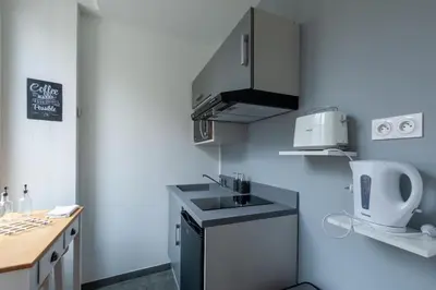 Cuisine ou kitchenette dans l'établissement Bayeuzen - Le Baldaquin - Nuitée avec Spa Privatif