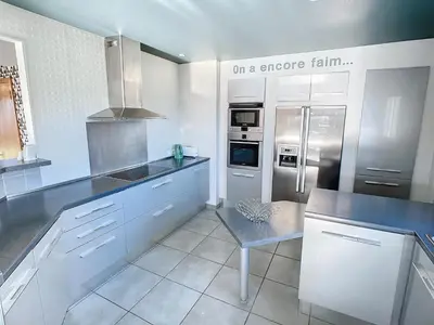 Cuisine ou kitchenette dans l'établissement Grande maison de vacances