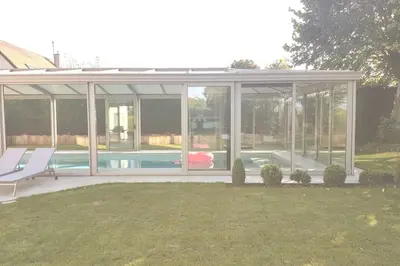 Piscine de l'établissement Villa 5*, mer à 3 mn, piscine intérieure à 28° ou située à proximité