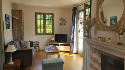 Télévision ou salle de divertissement dans l'établissement Villa 5*, mer à 3 mn, piscine intérieure à 28°