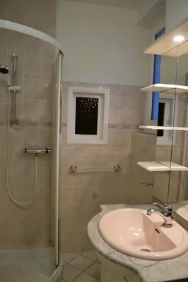Salle de bains dans l'établissement Maison Plage Adouda