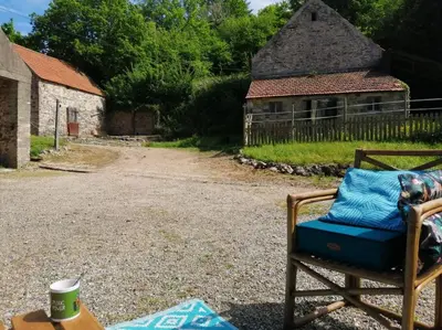 Jardin de l'établissement Jolie maison en pierre proche centre-ville