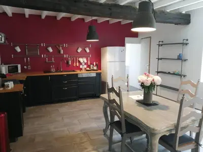 Cuisine ou kitchenette dans l'établissement Jolie maison en pierre proche centre-ville