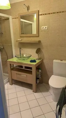 Salle de bains dans l'établissement Sunset Family Guesthouse Mont Saint Michel