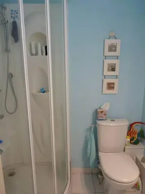 Salle de bains dans l'établissement Studio avec vue sur mer à Granville. Plage à 3 min